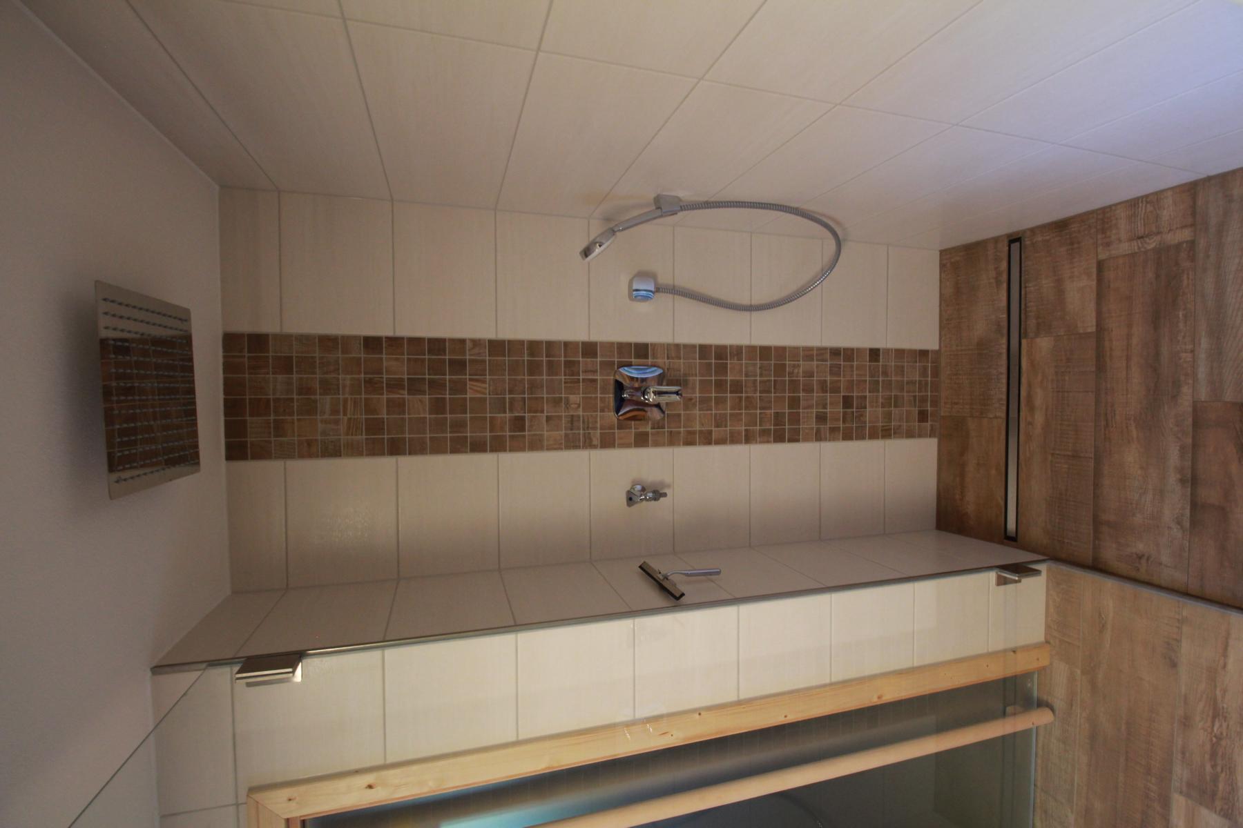 Moderne Regendusche im EG